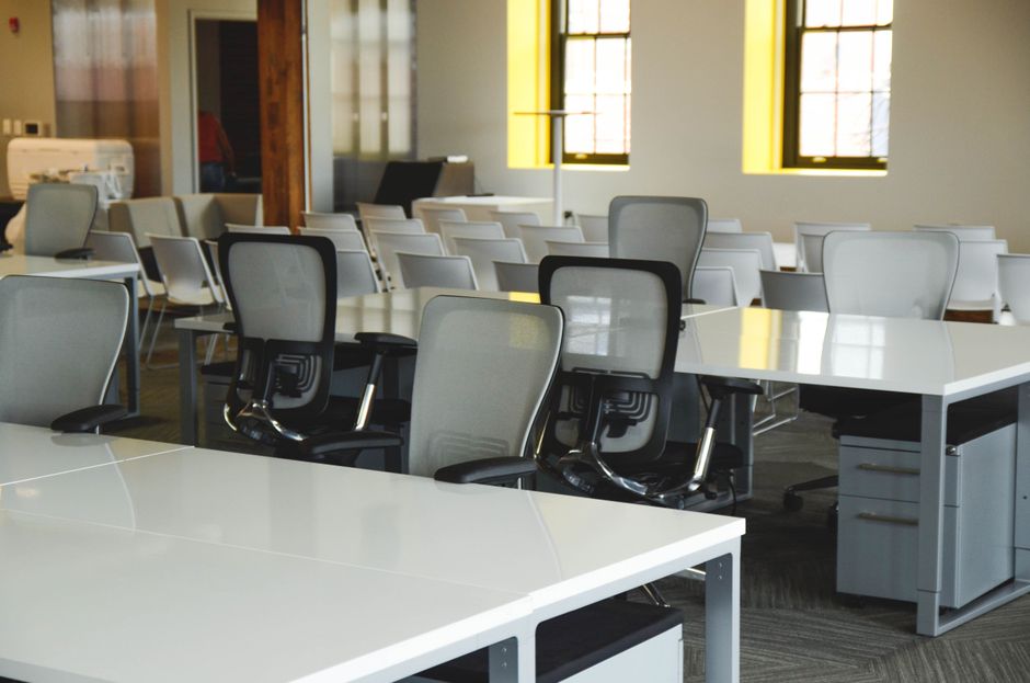 Coworking pisarne, serija miz, Koper